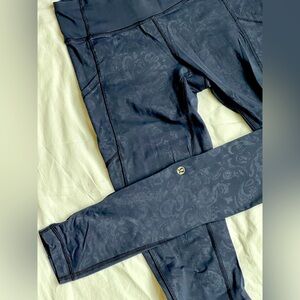 Lululemon Women’s Leggings - 8 - Navy Paisley
